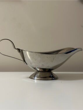 Gravy boat classic pedestal base easy pour spout, curved handle
